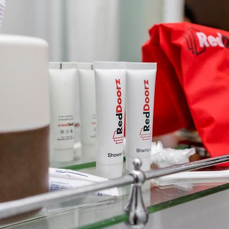 Reddoorz Premium Near Pantai Losari 2 Макасар Экстерьер фото
