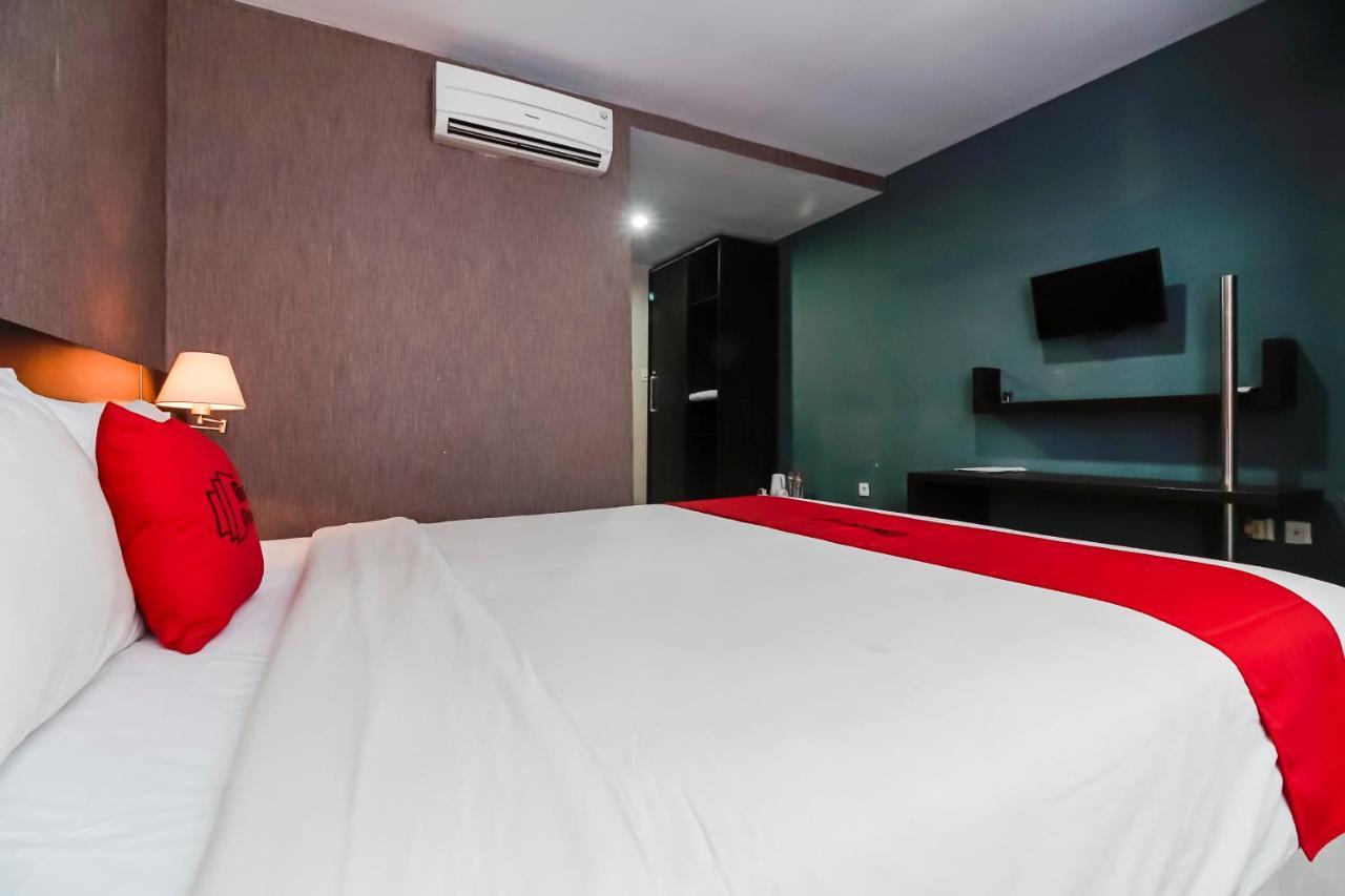Reddoorz Premium Near Pantai Losari 2 Макасар Экстерьер фото