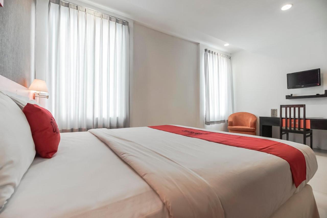 Reddoorz Premium Near Pantai Losari 2 Макасар Экстерьер фото