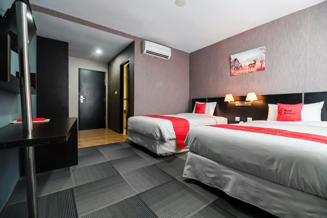 Reddoorz Premium Near Pantai Losari 2 Макасар Экстерьер фото