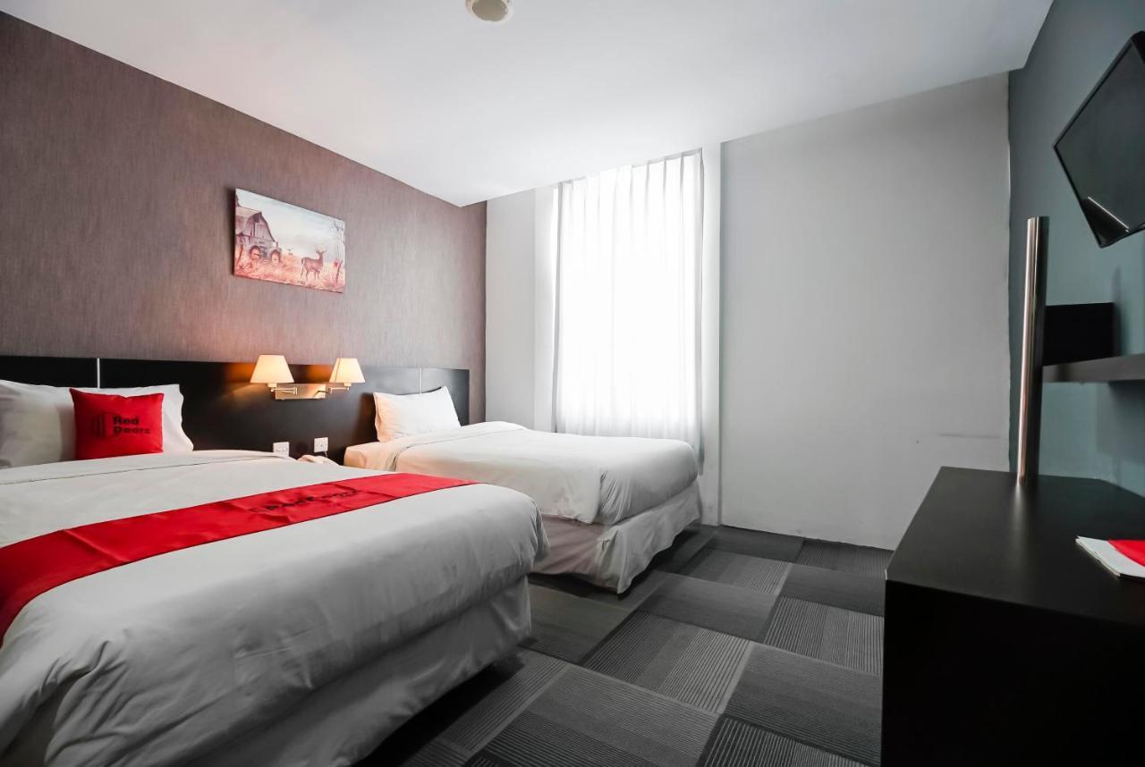 Reddoorz Premium Near Pantai Losari 2 Макасар Экстерьер фото